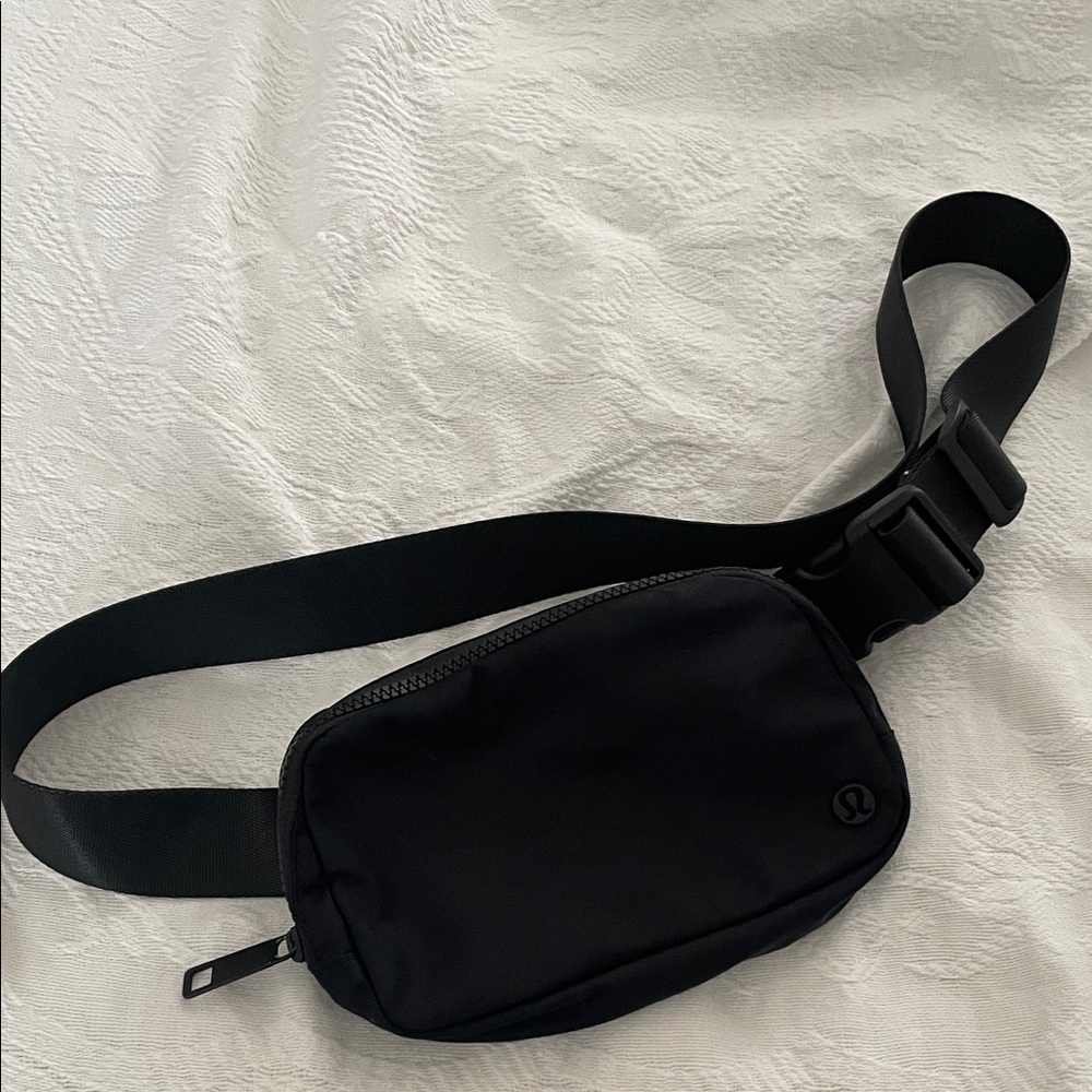 Black Lululemon Everywhere Belt Bag